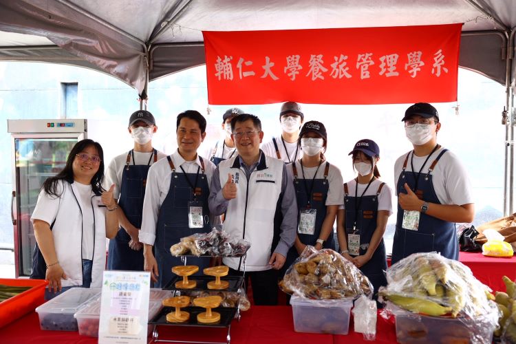 《圖說》活動現場鼓勵民眾自備環保餐具與野餐墊，享用由輔仁大學民生學院餐旅管理學系師生精心準備的健康蔬食料理。〈環保局提供