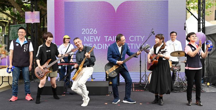 《圖說》新北市長侯友宜化身電吉他手，為2026新北閱讀節揭開序幕。〈新北市圖提供〉