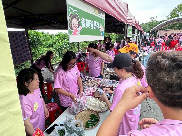 《圖說》現場設置「習藝成果市集」，販售芥菜種會「習得」商品，展現以工帶振協助脆弱家庭建立收入來源的成果。〈芥菜種會提供〉