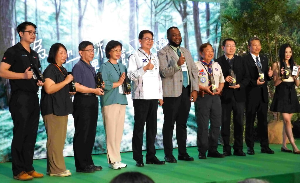 記者會現場頒發由回收大理石粉末製作的環保感謝獎座，表揚59家積極參與植樹行動之企業、團體及學校