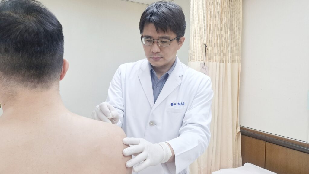 賴博政醫師為病人施以「微創小針刀」治療，鬆解局部沾黏，肩膀恢復正常活動。