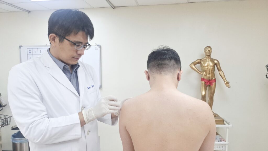 賴博政醫師說明目前小針刀廣泛應用於腱鞘炎、滑囊炎、退化性關節炎，以及各類頑固性