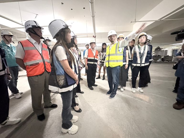 《圖說》侯友宜市長今天視察板橋區信義國小地下停車場工程進度。〈交通局提供〉