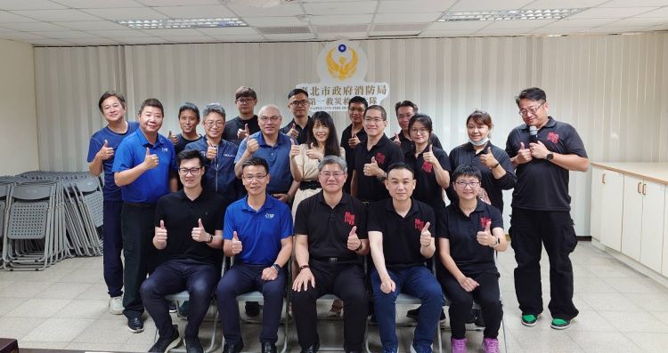 《圖說》雙北消防交流合影。〈消防局提供〉