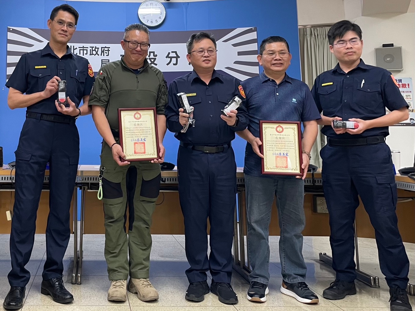 企業捐贈戰術止血帶  行動支持北投警維護治安