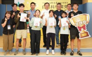 《圖說》第2屆「新北盃國民中學學生自然探究與實作競賽決賽」中山國中榮獲金牌獎，後排中教育局長張明文。〈教育局提供〉