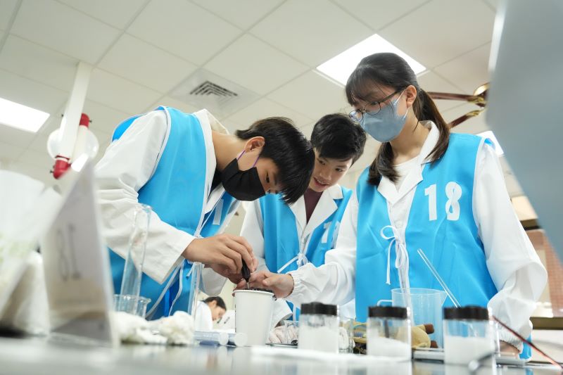 《圖說》小組進行分工合作完成實作實驗。〈教育局提供〉