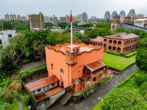 《圖說》淡水紅毛城及其周遭歷史建築群以獨特的自然地貌與人文歷史為基礎，引領民眾走入古蹟現場體認歷史文明與自然環境交織的多元面貌。〈環保局提供〉