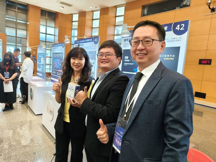 《圖說》經發局長盛筱蓉與交流媒合會業者合影。〈記者葉柏成攝〉