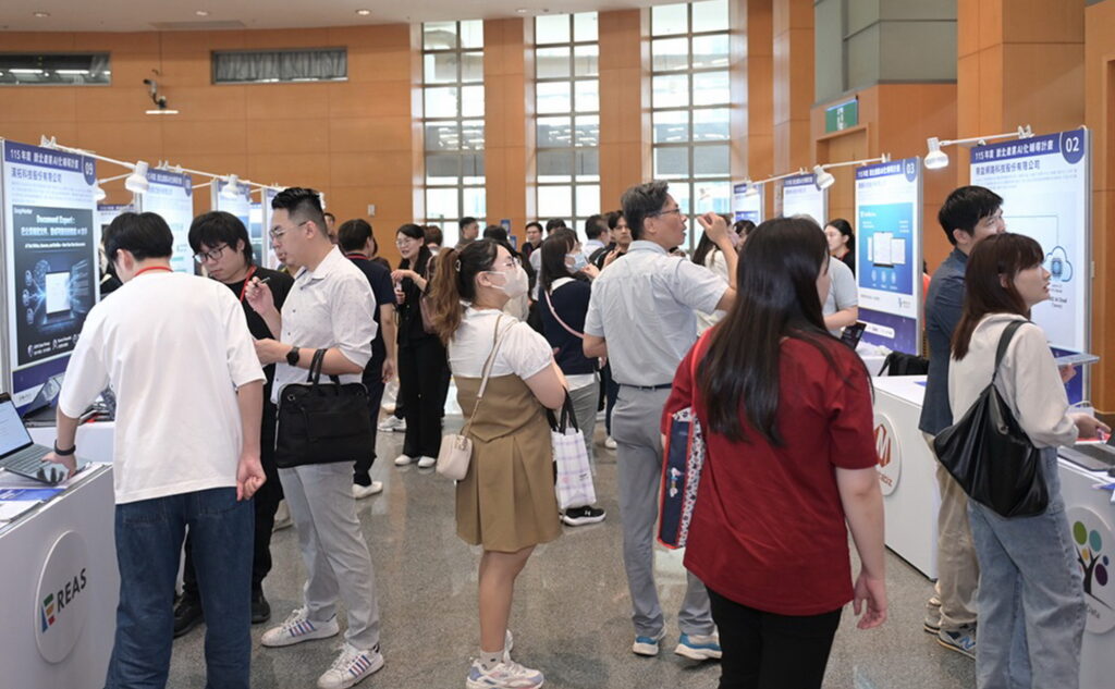 現場集結45家精選AI服務供應商齊聚一堂，吸引逾百家家新北在地企業代表共襄盛舉，現場反應熱絡。
