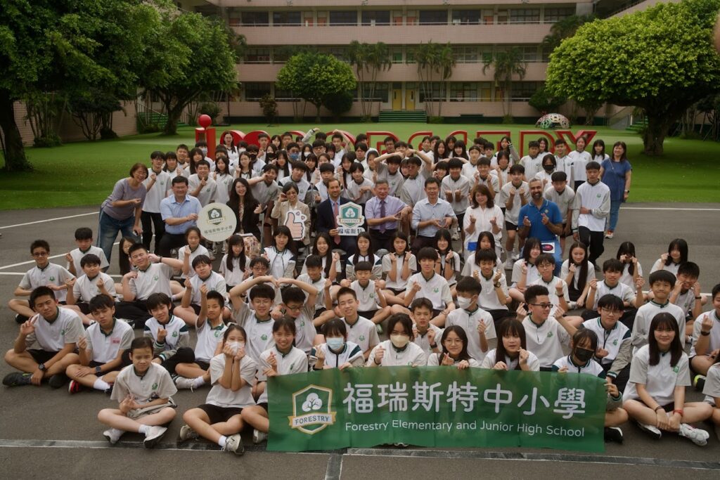 比利時處長馬徹 福瑞斯特開講 引領學子接軌國際 勉勵培養跨領域競爭力 52 馬徹處長與福瑞斯特中小學師生合影