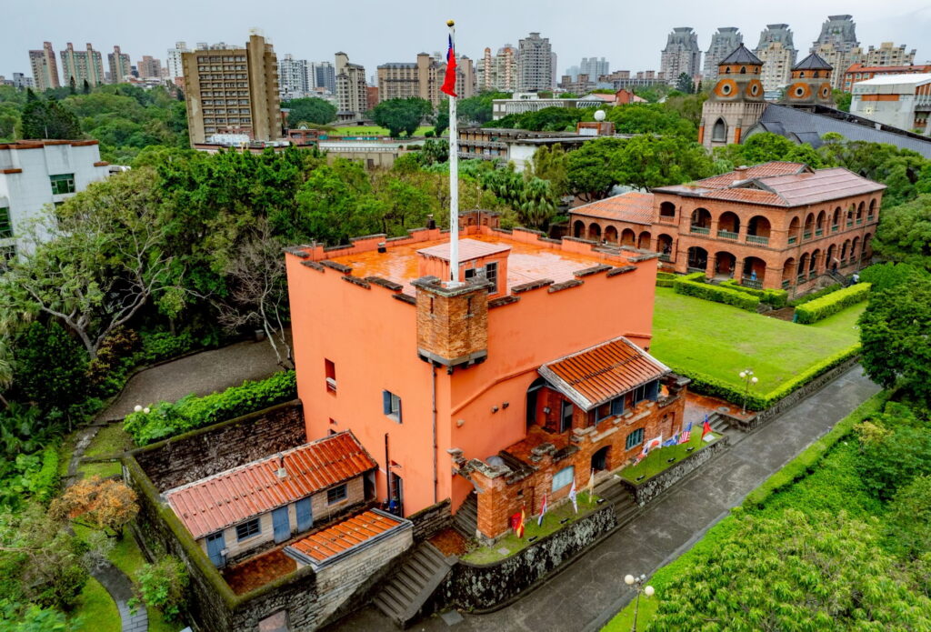 淡水紅毛城及其周遭歷史建築群以獨特的自然地貌與人文歷史為基礎，引領民眾走入古蹟