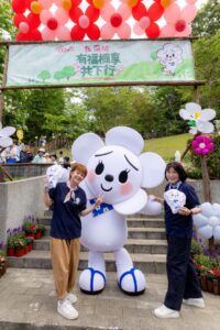 《圖說》新北市客家局長劉冠吟〈左〉、深坑區李漪萍區長與代言人「發桐醬」共同宣傳「2026新北市客家桐花祭」。〈客家局提供〉