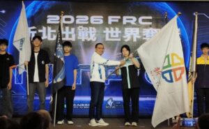 《圖說》市長侯友宜今日親自為即將遠征美國2026 FRC休士頓世界決賽的師生授旗打氣。〈記者葉柏成攝〉