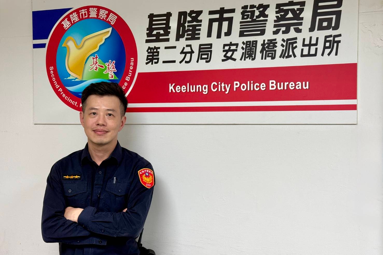 酒醉男路倒車道上  暖警協助就醫