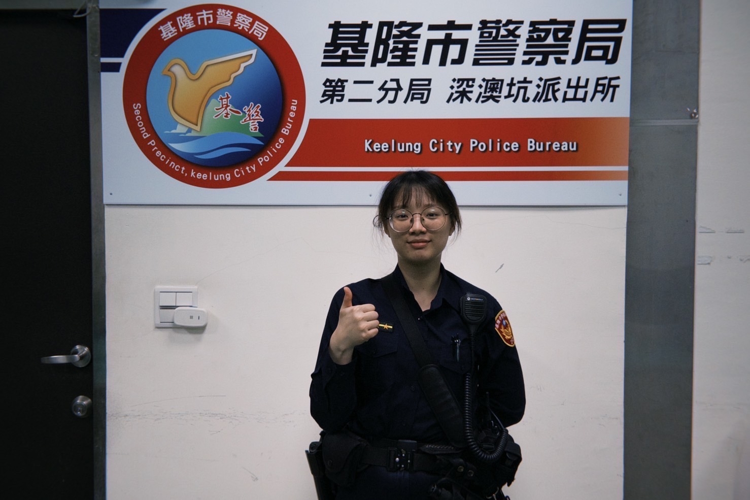 酒醉女子躺路邊  警方攙扶助返家