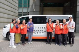 《圖說》板橋義橋宮由社團法人板橋義橋宮城隍尊神協會理事長林文銓(右四)代表，捐贈雙輪椅座位復康巴士給新北市政府，由社會局長李美珍代表(左四)受贈。〈社會局提供〉