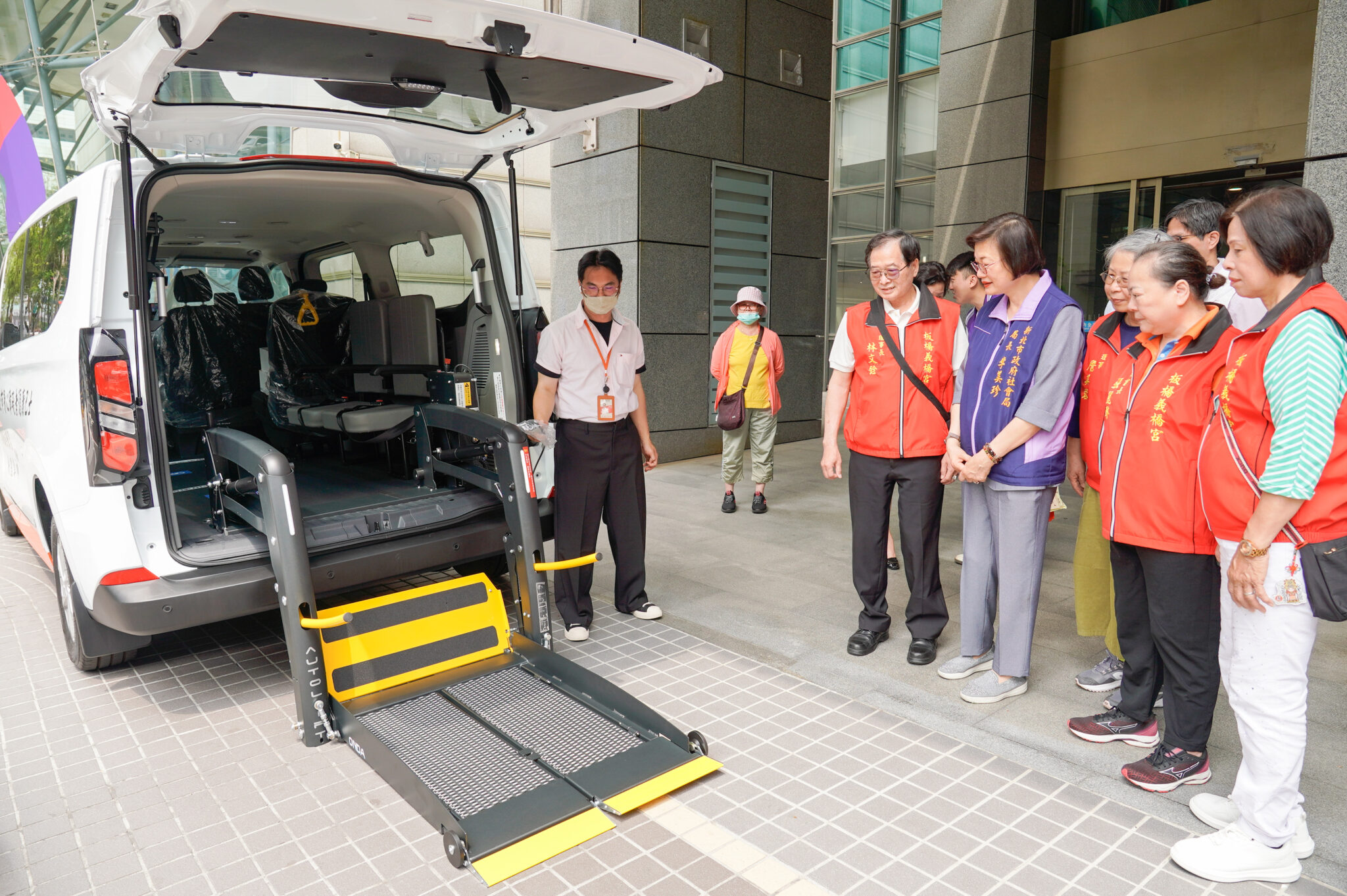 板橋義橋宮集結信眾善心　捐贈一輛雙輪椅座位復巴予新北市府