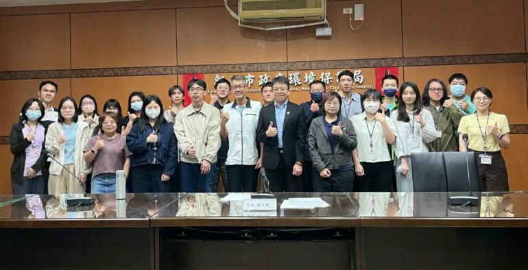 《圖說》環保局新進人員廉政宣導課程活動合影，前排中環保局長程大維〈穿西裝者〉、左環保局政風室主任林三龍〈白背心〉。〈環保局提供〉