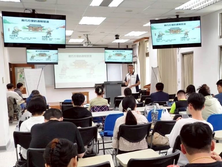 《圖說》林三龍強化學生對於廉政及詐騙手法觀念。〈環保局提供〉