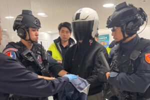 持假槍 假手榴彈挾持保全搶銀行 大安警優勢警力速抵現場 成功壓制逮捕 52 一 87