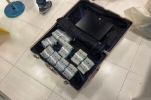持假槍 假手榴彈挾持保全搶銀行 大安警優勢警力速抵現場 成功壓制逮捕 53 二 33