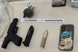 持假槍 假手榴彈挾持保全搶銀行 大安警優勢警力速抵現場 成功壓制逮捕 54 三 24