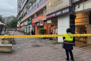 持假槍 假手榴彈挾持保全搶銀行 大安警優勢警力速抵現場 成功壓制逮捕 55 四 14