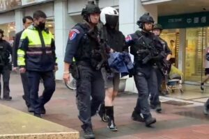 持假槍 假手榴彈挾持保全搶銀行 大安警優勢警力速抵現場 成功壓制逮捕 56 五 4