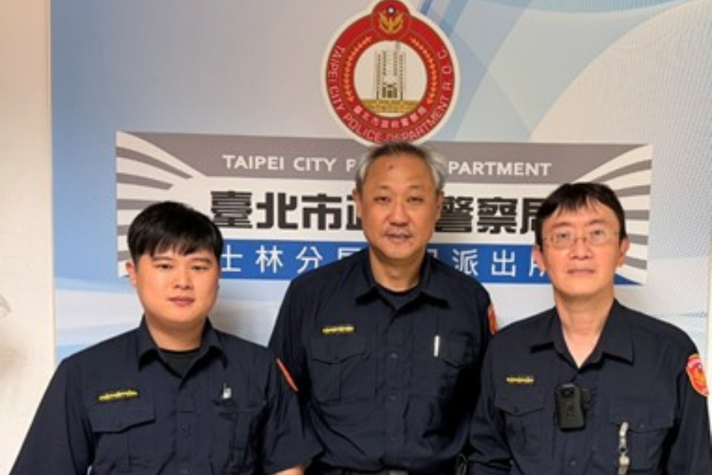 七旬翁騎乘自行車身體不適跌倒  士林警及時照護送返家