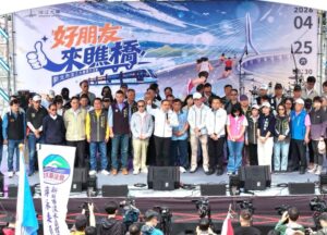 《圖說》侯友宜市長表示，很高興能與市民朋友一起踏上這座由國際知名建築師札哈·哈蒂（Zaha Hadid）設計的淡江大橋，是目前全世界最長的單塔不對稱斜張橋。〈民政局提供〉