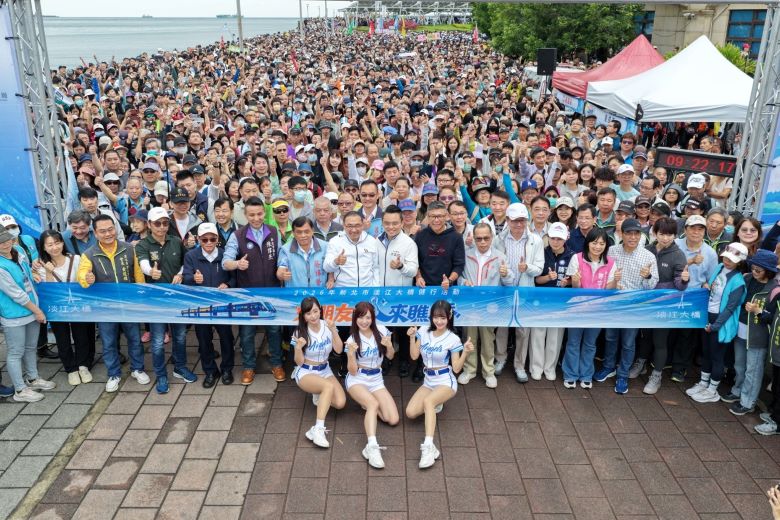 《圖說》在市長侯友宜鳴槍後，上萬名幸運民眾邁開腳步，首度登上這座全台矚目的世界級斜張橋。〈民政局提供〉