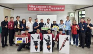 《圖說》捐贈單位有豐食品、淡水一信與新北消防局合照。〈消防局提供〉