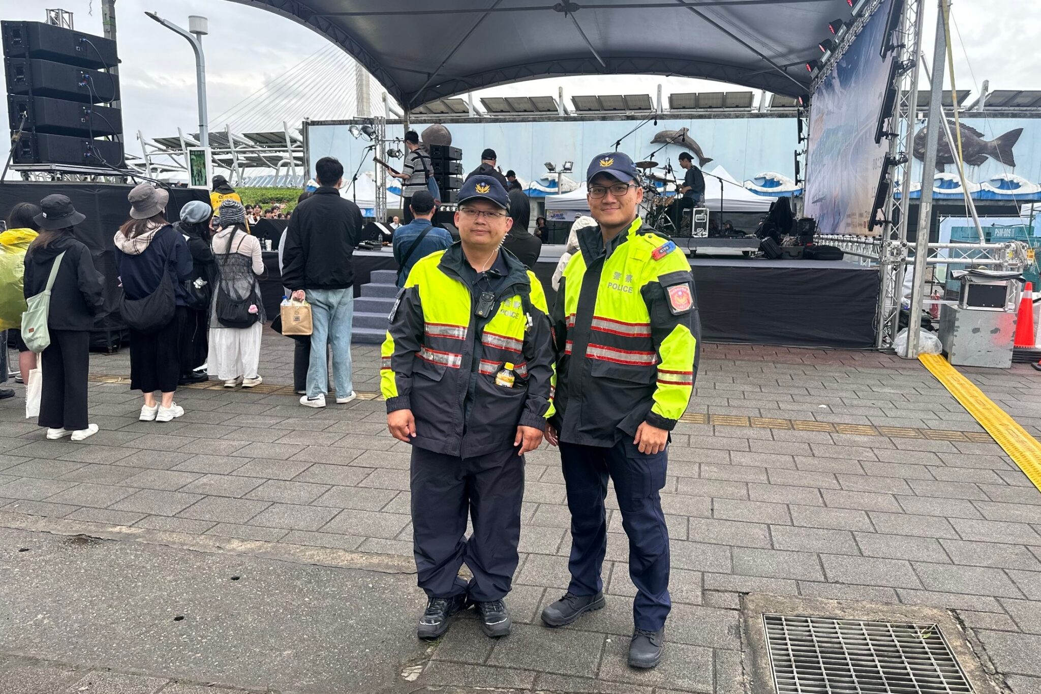 淡江大橋最美風景  6歲娃  11歲童健行擠散  暖警路口守護牽起回家路