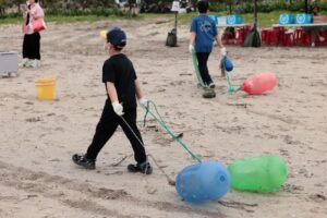 《圖說》小朋友將漁業用浮球清除。〈環保局提供〉