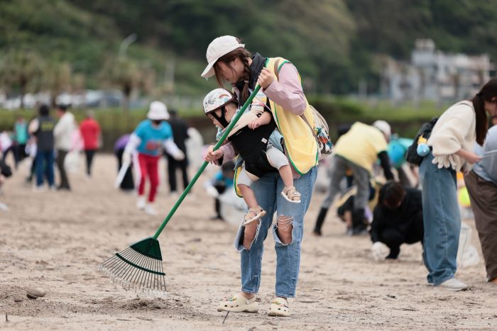《圖說》民眾清理細碎海廢。〈環保局提供〉