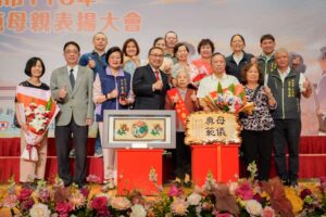 《圖說》三峽區黃寶玉，今年99歲，五代同堂，為現場受表揚的模範母親最高齡者。〈社會局提供〉