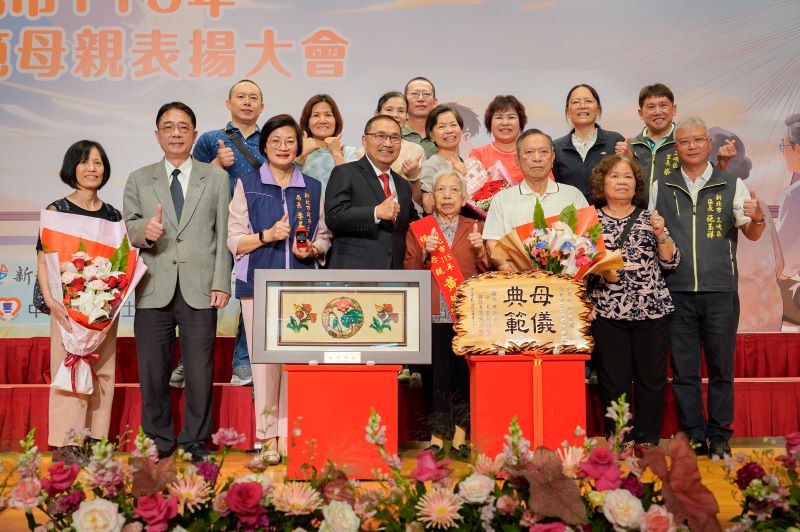 《圖說》三峽區黃寶玉，今年99歲，五代同堂，為現場受表揚的模範母親最高齡者。〈社會局提供〉