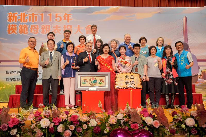 《圖說》三重區謝蔡碟從雜貨店到長照講師 用母愛築避風港，接受侯友宜市長的表揚。〈社會局提供〉