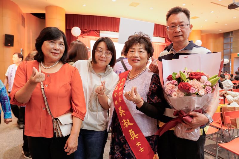 《圖說》蘆洲區吳淑真投身護理界25年，不僅守護家庭，也守護他人生命。〈社會局提供〉