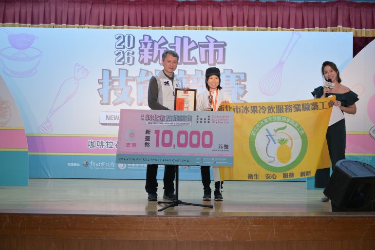 《圖說》去年翻糖靜態冠軍呂麗芬，今年挑戰動態翻糖，詮釋作品「世界正在等你亮起來」。〈勞工局提供〉