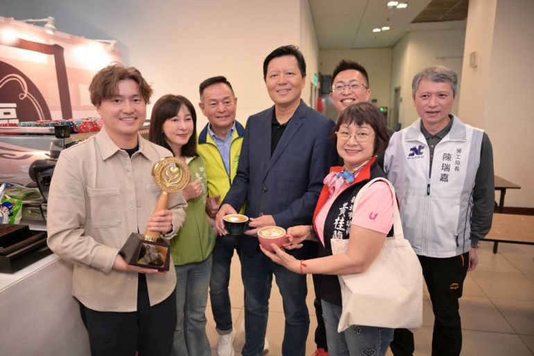 《圖說》朱惕之副市長向剛剛獲得世界盃拉花大賽冠軍的林紹興觀摩。〈勞工局提供〉