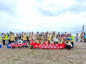 《圖說》台塑企業南亞塑膠公司響應新北市環保局在萬里區翡翠灣辦理「115年度春季聯合淨灘及淨溪活動」。〈南亞塑膠提供〉