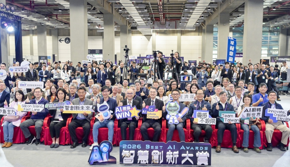 03智慧創新大賞評審委員與253隊決賽團隊大合影