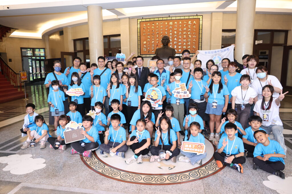 01.立法院副秘書長張裕榮特別蒞臨現場，與學童親切互動