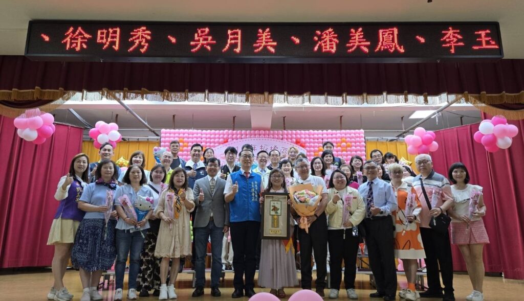 模範母親黃淑君媽媽上台接受表揚