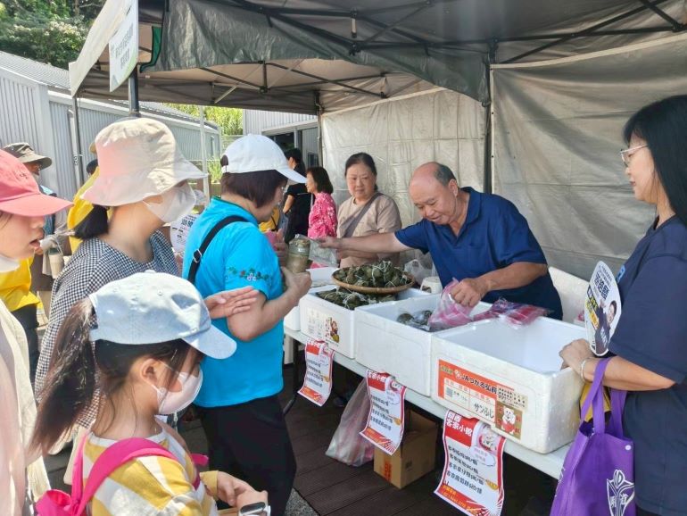 《圖說》現場有客家市集供遊客選購。〈新店區公所提供〉