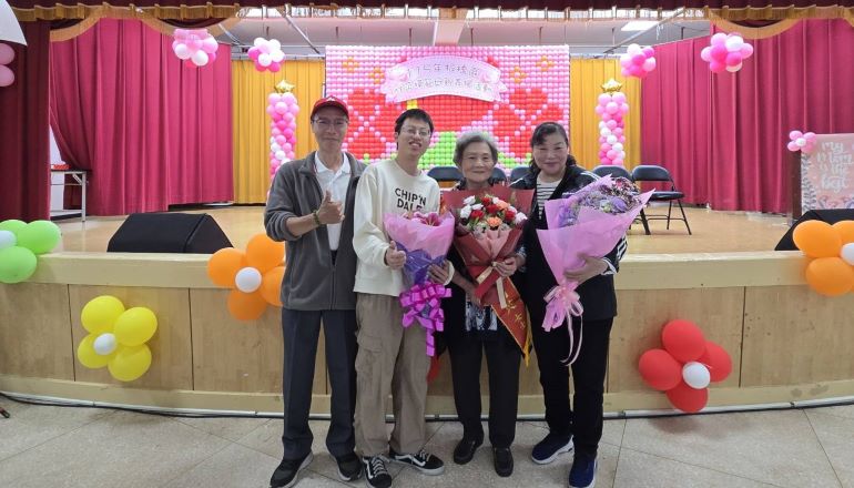 《圖說》模範母親林周月英媽媽(右2)與家人現場合影。〈板橋區公所提供〉