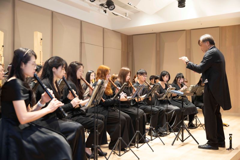 《圖說》台北木笛合奏團指揮劉永泰（右）帶領團員演奏多首臺灣歌謠及民歌橄欖樹，以饗板一、板二社福中心服務的家庭。〈社會局提供〉