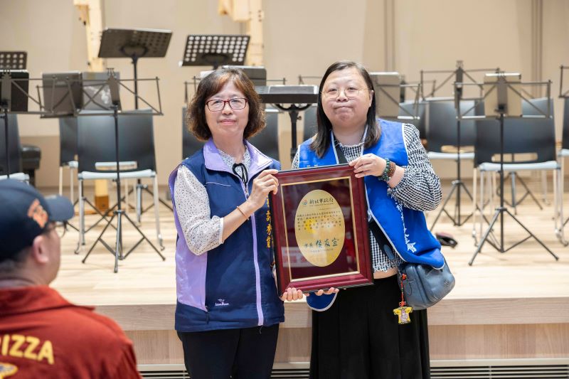 《圖說》社會局副局長許秀能代表侯友宜市長回贈感謝牌給財團法人新北市私立文豪社會福利基金會代表林映如（右）。〈社會局提供〉